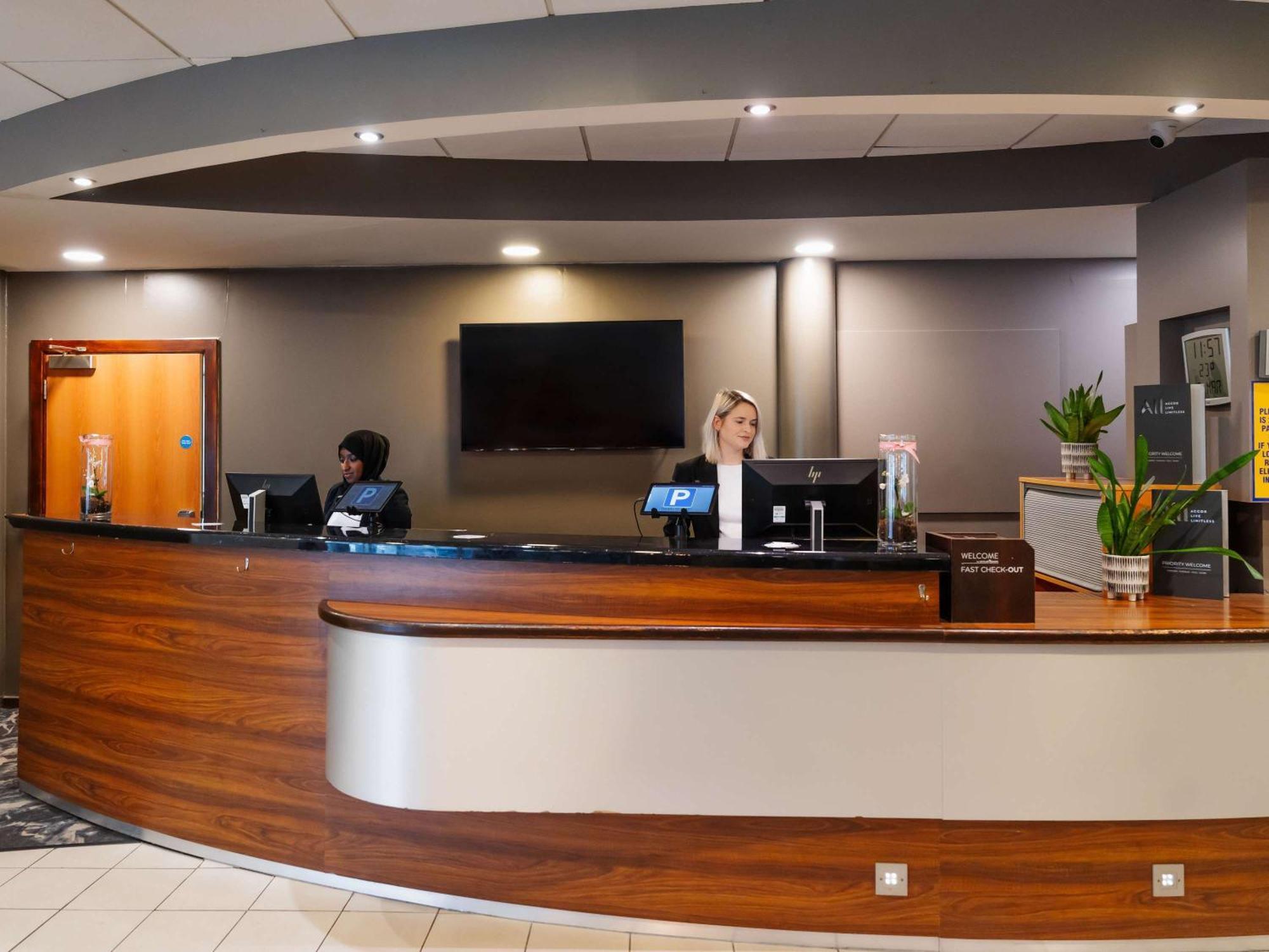 Novotel Milton Keynes Buitenkant foto